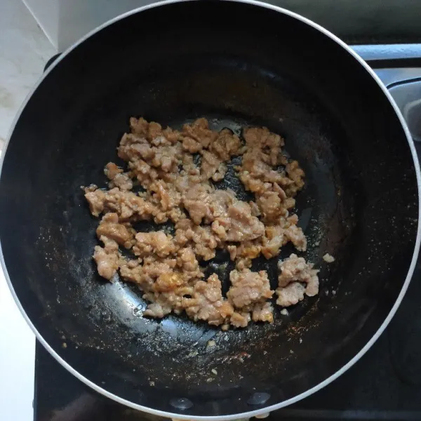 Tumis daging hingga kecoklatan, kemudian tambahkan air dan masak hingga air menyusut.