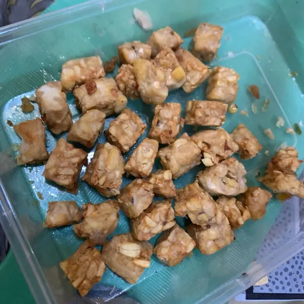 Iris tempe kecil saja, lalu goreng.