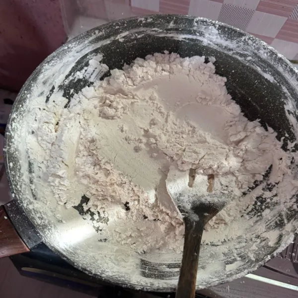 Sangrai tepung tapioka selama 10 menit sampai terasa ringan. Setelah matang, angkat dan sisihkan dahulu.