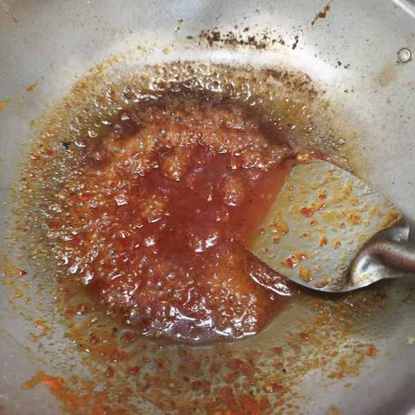 Tambahkan gula pasir, garam, dan kaldu bubuk. Aduk rata dan masak bumbu sampai mengental.