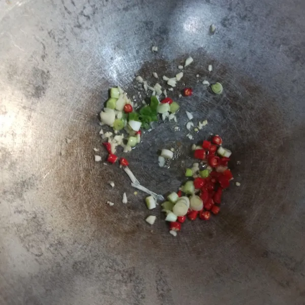Tumis bawang putih hingga harum, masukkan cabe dan bawang prei. Setelah itu, tumis.