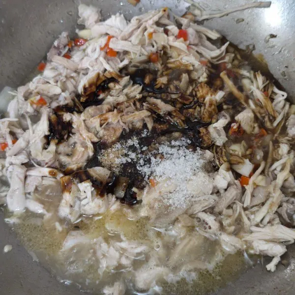 Masukkan ayam suwir, lalu beri air kaldu sisa rebusan air secukupnya. Beri bumbu saos lada hitam, kecap, garam, gula, dan kaldu bubuk.