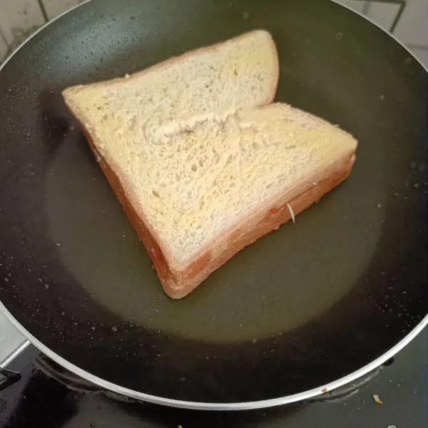 Panggang sampai agak kecoklatan.