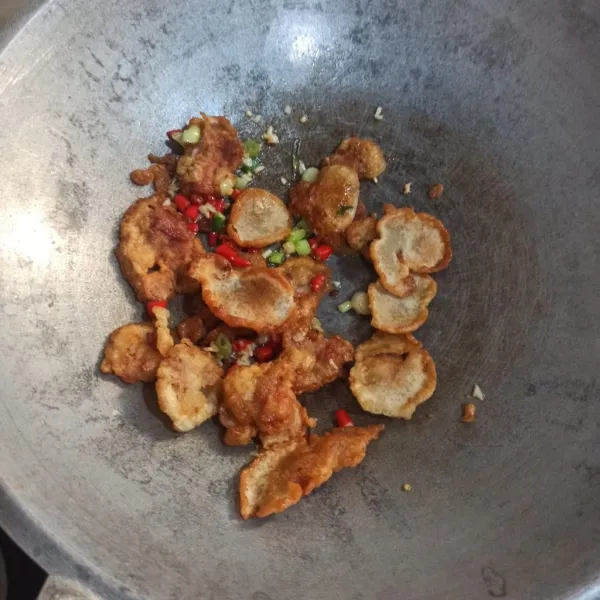 Masukkan ayam tepung goreng, beri lada bubuk dan gula. Kemudian, aduk hingga merata. Beri garam dan kaldu bubuk sedikit demi sedikit. Cek rasanya, sesuaikan dengan selera.