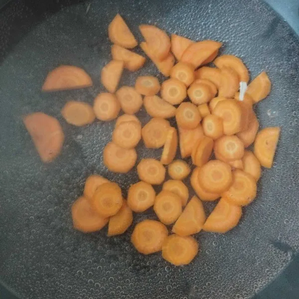 Rebus air dengan wortel hingga wortel setengah matang.