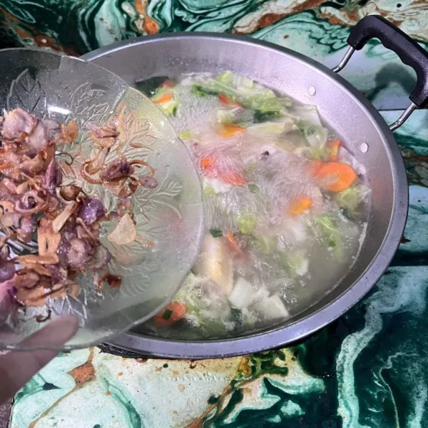 Terakhir, masukkan garam, kaldu bubuk, lada bubuk, dan bawang merah goreng. Kemudian, koreksi rasa.