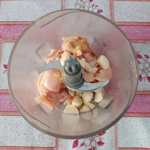 Haluskan dada ayam fillet, bawang putih, dan bawang putih bubuk dengan chopper.