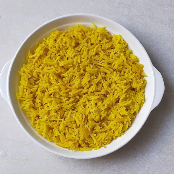 Tuang nasi ke dalam piring.