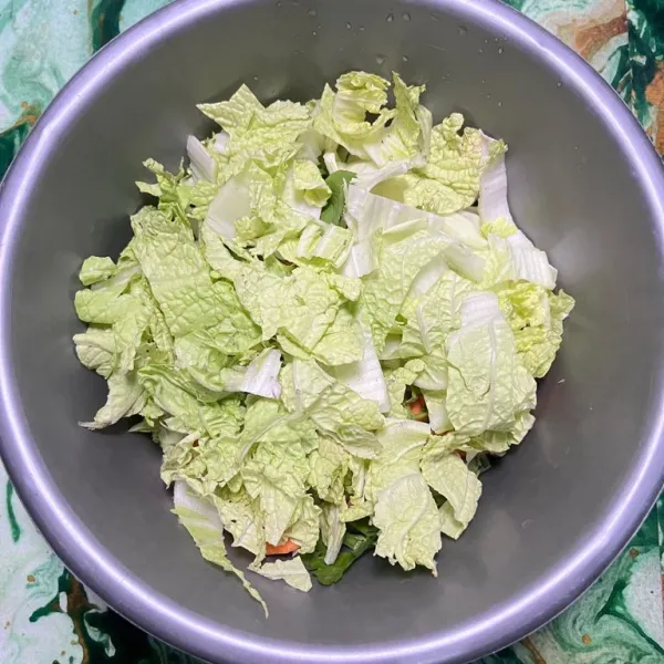 Potong sayur, lalu cuci bersih.