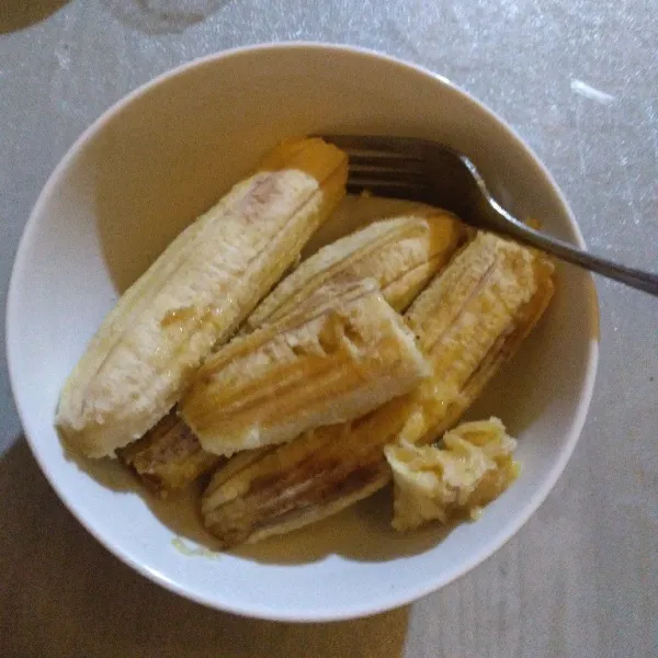 Haluskan pisang.