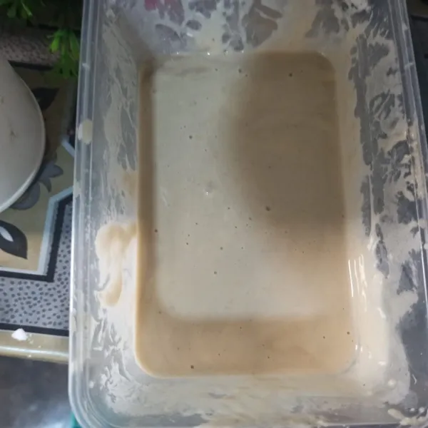 Campur terigu, maizena, dan air hingga membentuk kekentalan sedang. Beri kaldu bubuk dan lada bubuk. Terakhir, beri putih telur. Kemudian, aduk.