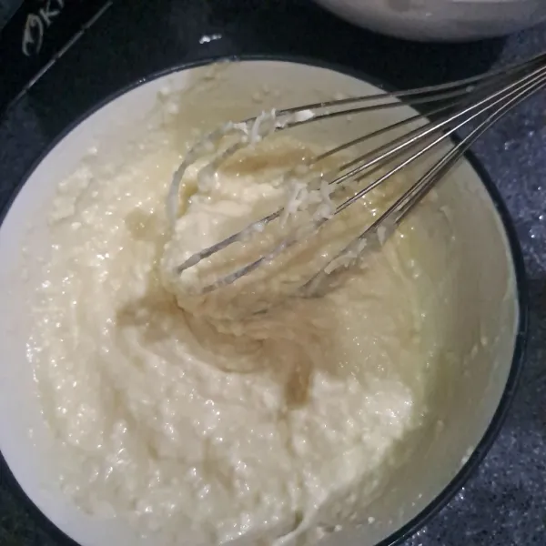 Haluskan semua bahan isian keju, aduk sampai semua tercampur rata.