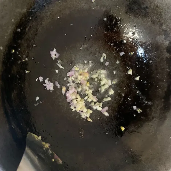 Tumis bumbu rajang hingga harum.