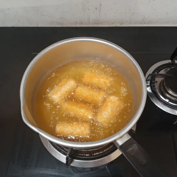 Goreng hingga keemasan dengan api sedang cenderung kecil. Kemudian, angkat dan sajikan!