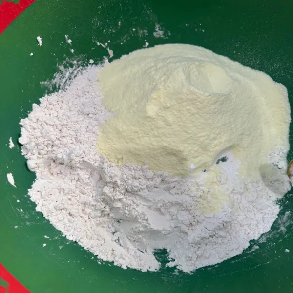 Siapkan baskom sedang, kemudian campur tepung dan susu bubuk, kemudian aduk merata.