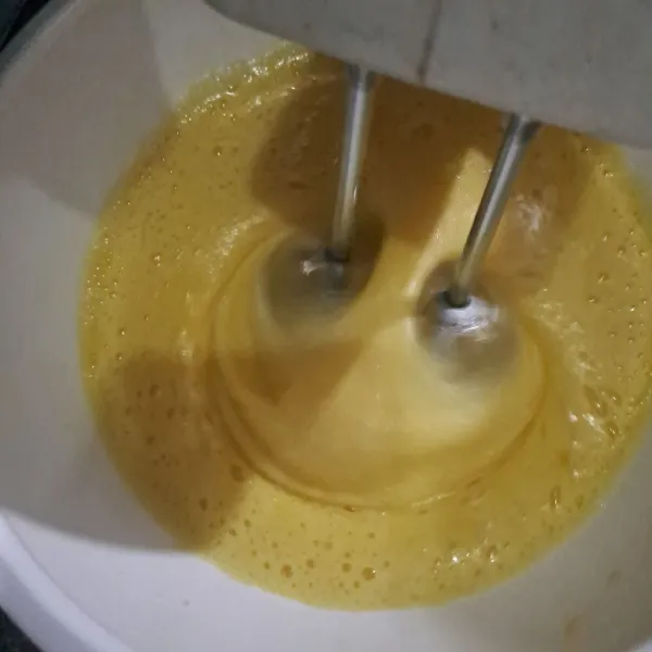 Mix telor, SP, vanili bubuk, dan gula pasir sampai berjejak menggunakan mixer.