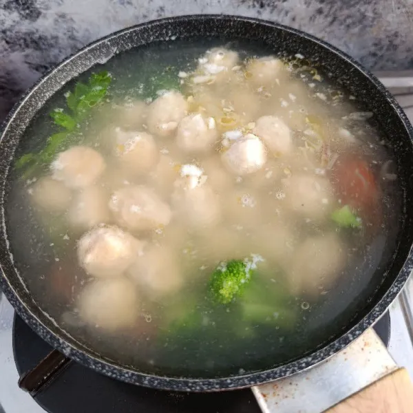 Kemudian tambahkan brokoli, bakso ayam, dan sisa air.