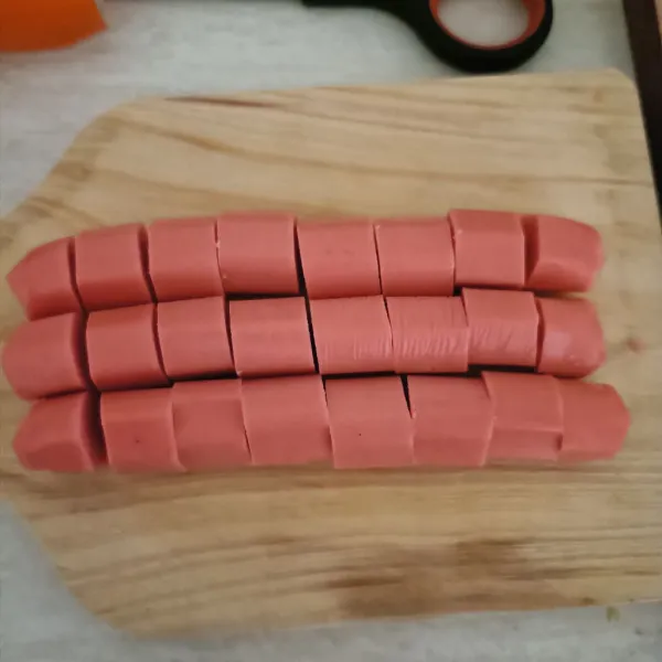 Siapkan sosis merah, kemudian potong-potong.