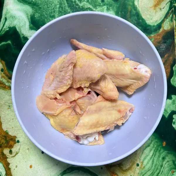 Potong dan cuci bersih sayap ayam.