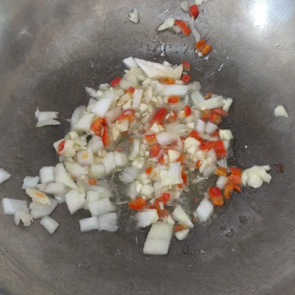 Tumis bawang bombay, bawang putih, dan cabai.