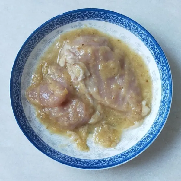 Campurkan daging ayam dengan bumbu marinasi, kemudian aduk rata.