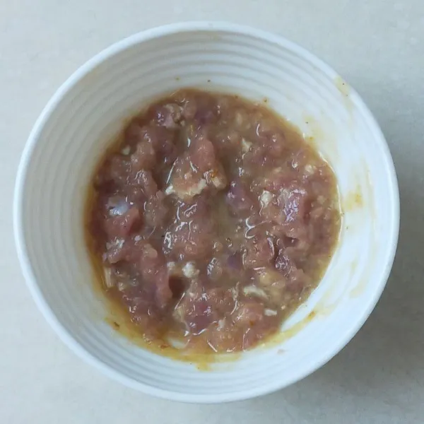 Campurkan daging sapi cincang dengan bumbu marinasi, kemudian aduk rata.
