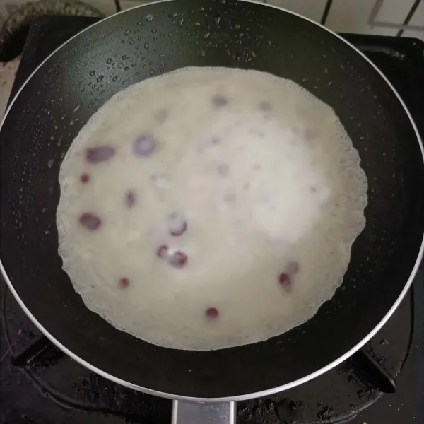 Tuang satu centong adonan putih, masak sampai matang lalu angkat dan segera diisi.