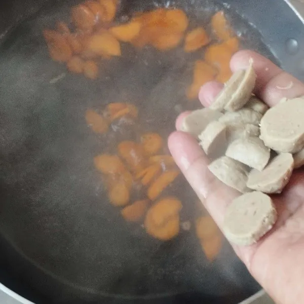 Masukkan tahu dan bakso.