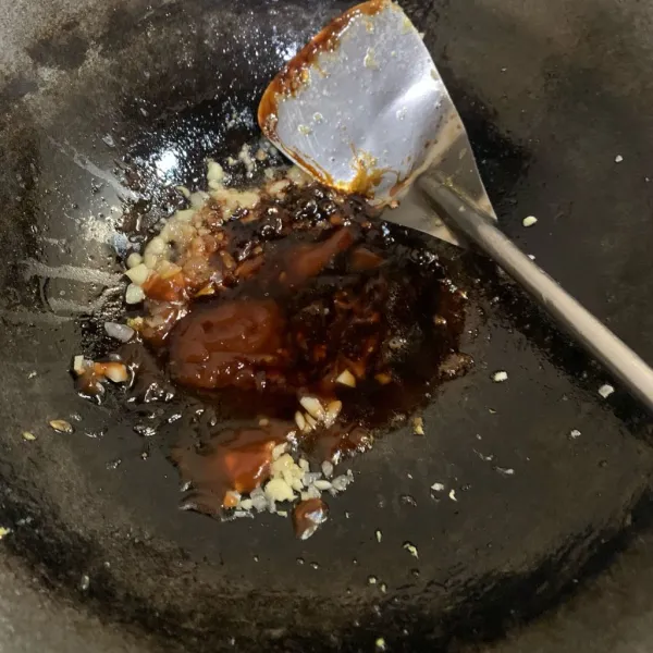 Beri saos barbeque, kecap, dan saos tiram. Kemudian, tumis.