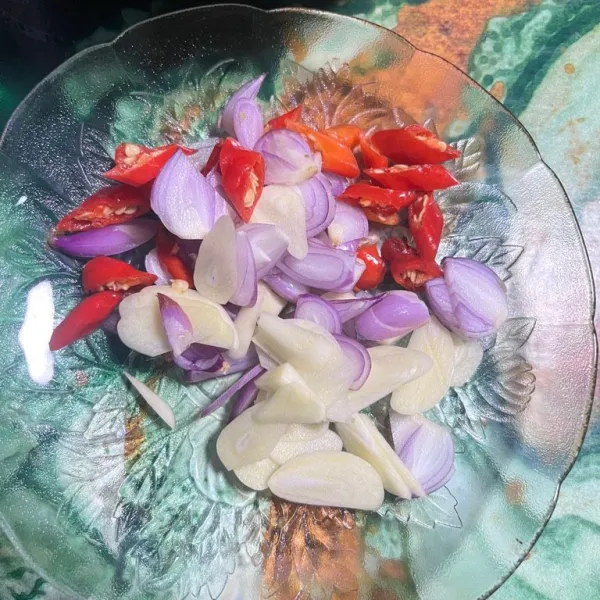 Iris bawang merah, bawang putih, dan cabe rawit.
