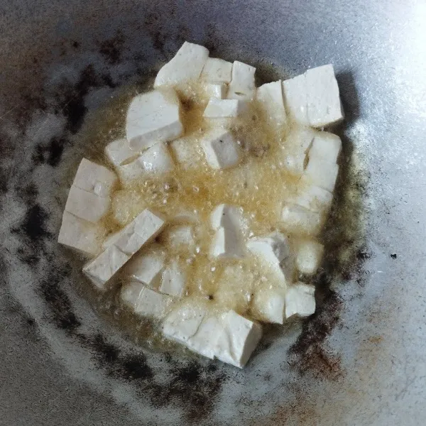 Goreng tahu terlebih dulu, setengah matang
