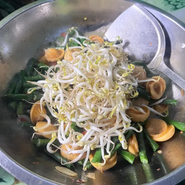 Terakhir masukan kecambah, masak hingga matang lalu sajikan.