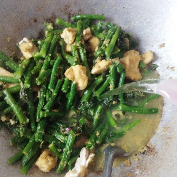 Tuang air, beri kaldu bubuk dan gula