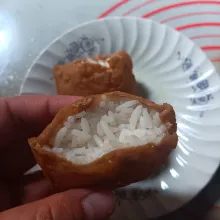 Setelah nasi sudah cukup rasa masukkan ke kantung tahu/inari jangan ...