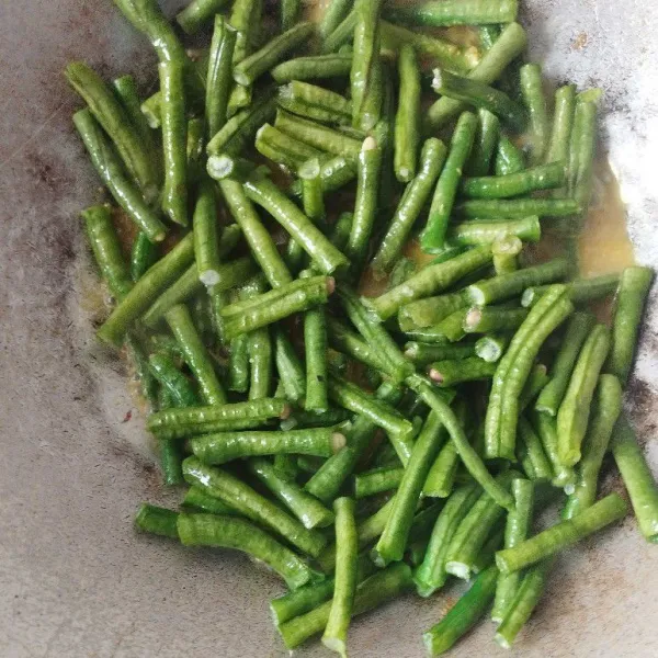 Masukkan kacang panjang, aduk rata