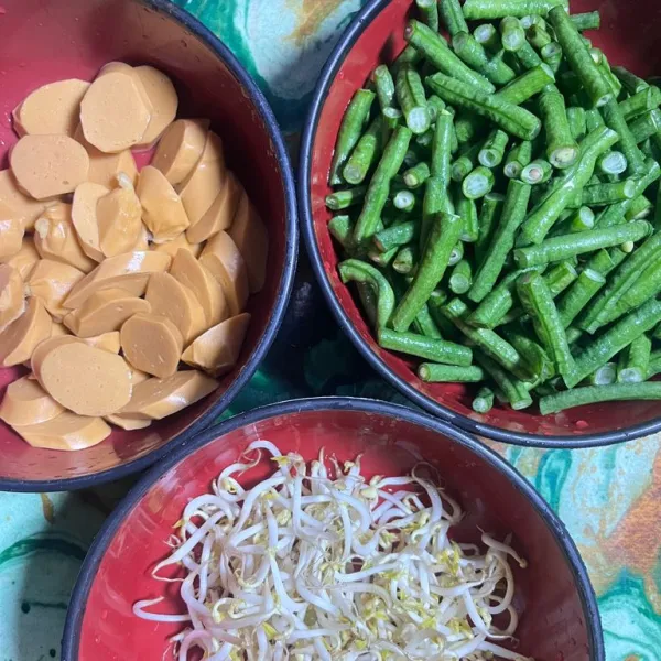 Potong dan cuci sosis, kacang panjang, dan kecambah.