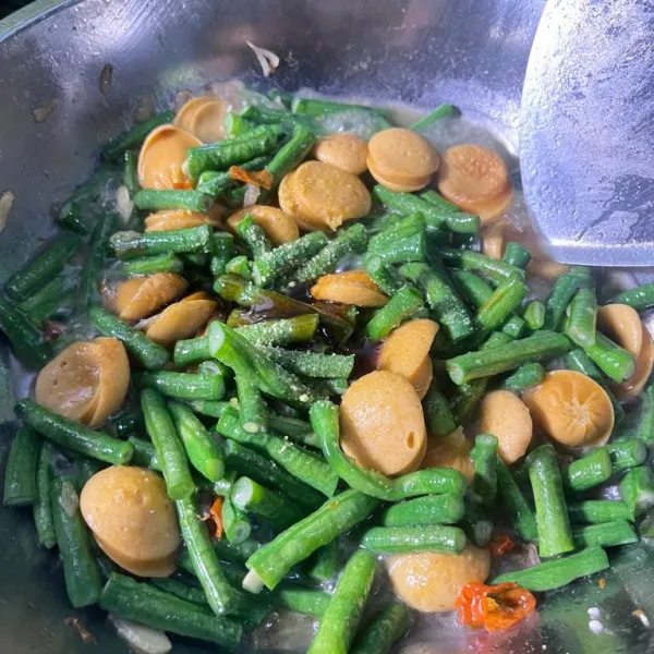 Tambahkan garam, kaldu bubuk, saos tiram, aduk hingga rata.