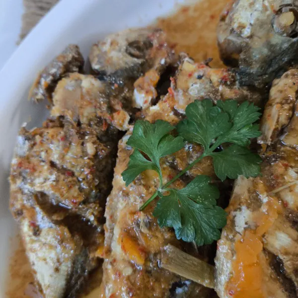 Koreksi rasa, sajikan dengan nasi hangat.