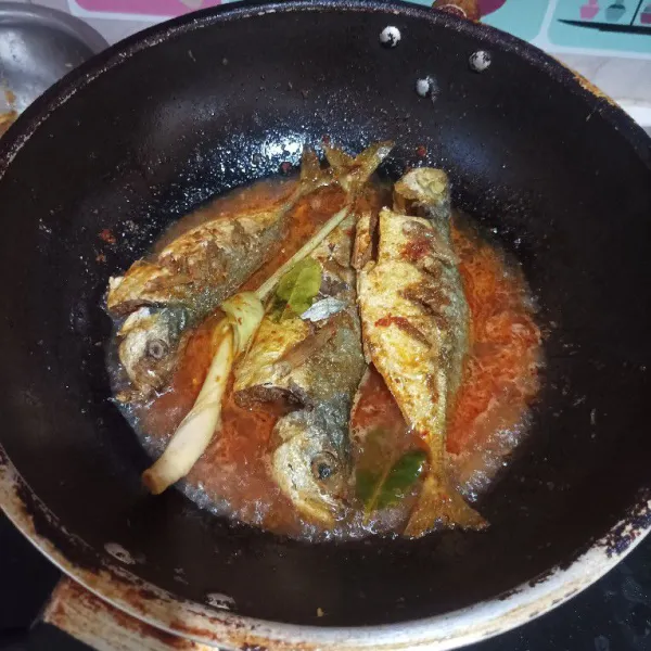 Masukkan ikan kembung, tuangkan air dan tambahkan garam, gula pasir, kaldu bubuk.