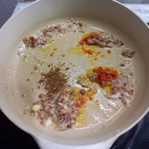 Masukkan  cabe giling, lalu tumis kembali sampai matang.