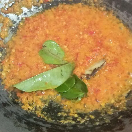 Masukkan daun salam, daun jeruk, dan lengkuas. Tumis hingga bumbu tanak.