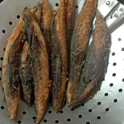 Panaskan minyak, beri sedikit tepung terigu supaya minyak tidak meletup-letup. Masukkan pindang dan goreng sampai setengah matang. Angkat dan tiriskan.