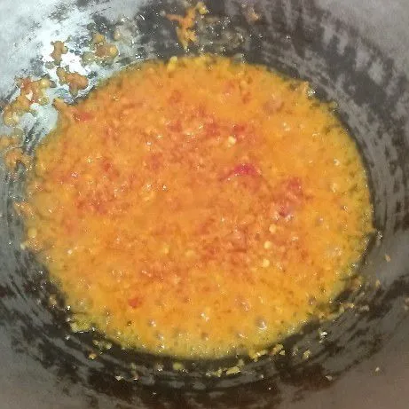 Panaskan minyak, tumis bumbu halus sampai harum.