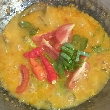 Masukkan tomat, daun bawang, dan cabai utuh. Jika air sudah menyusut, angkat dan sajikan hangat-hangat!