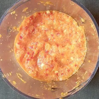 Haluskan bumbu dengan chopper, blender, atau diuleg.