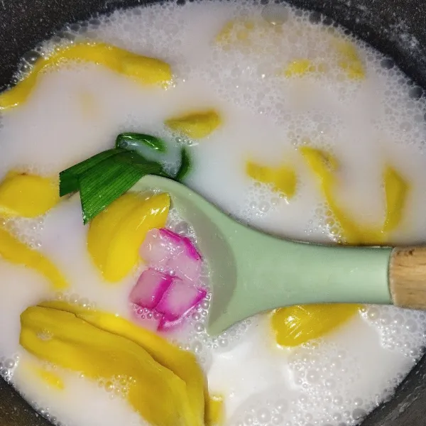 Masak hingga mendidih sambil terus diaduk hingga matang.