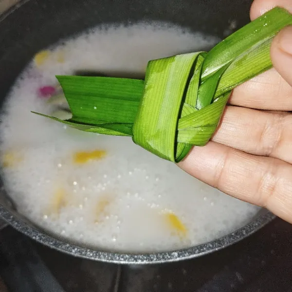 Tambahkan daun pandan.