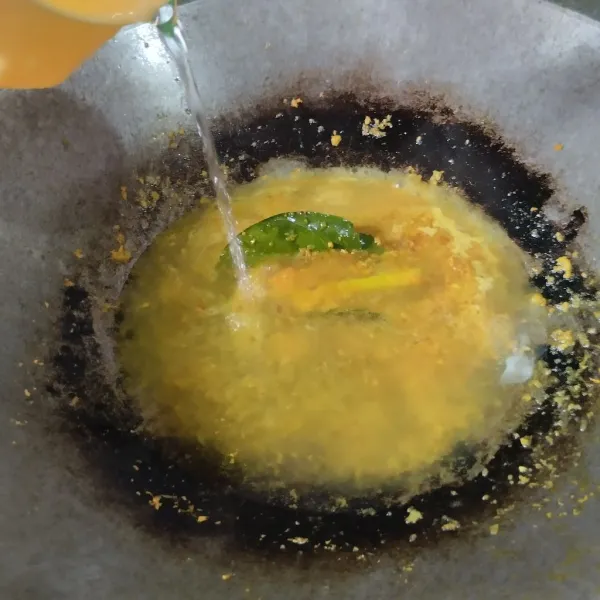 Tambahkan sedikit air.