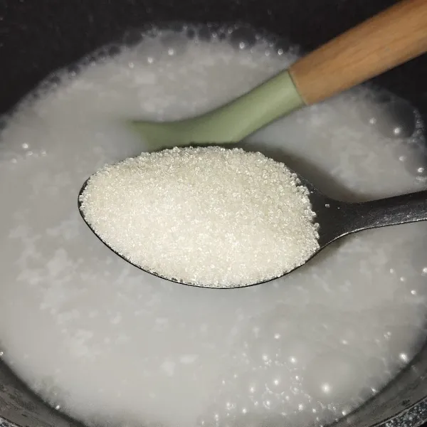 Campurkan air, santan, dan tambahkan gula dalam wajan.