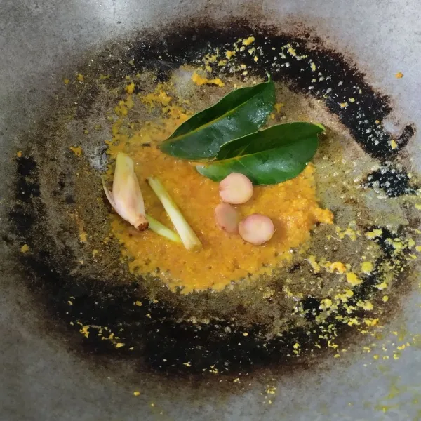 Tumis bumbu sampai harum.